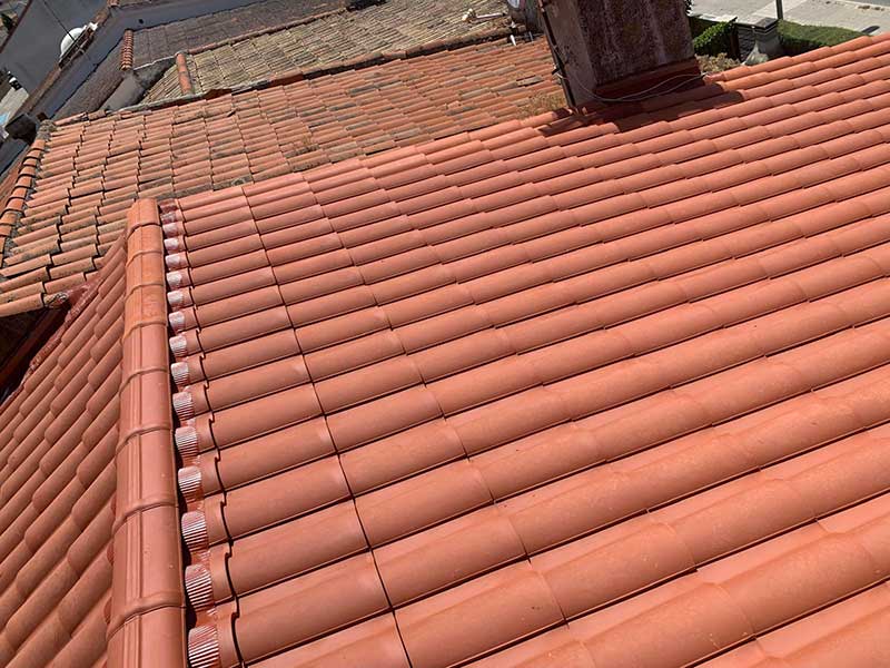 Arreglos de tejado en Madrid: renovación integral con tejas nuevas. Protege tu hogar de filtraciones, mejora eficiencia y revaloriza tu propiedad. Canalones Lorecanal.